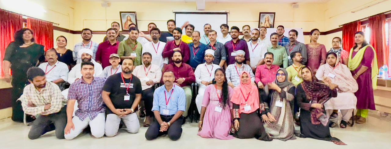 Previous batch participants group photo, panoramic view